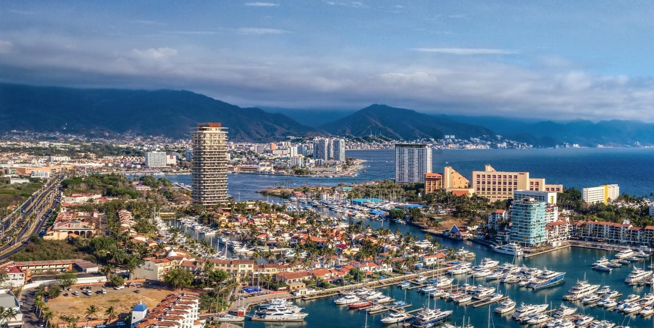 Departamento en Venta en Marina Vallarta a Pie de Playa y vistas espectaculares a la bahia.