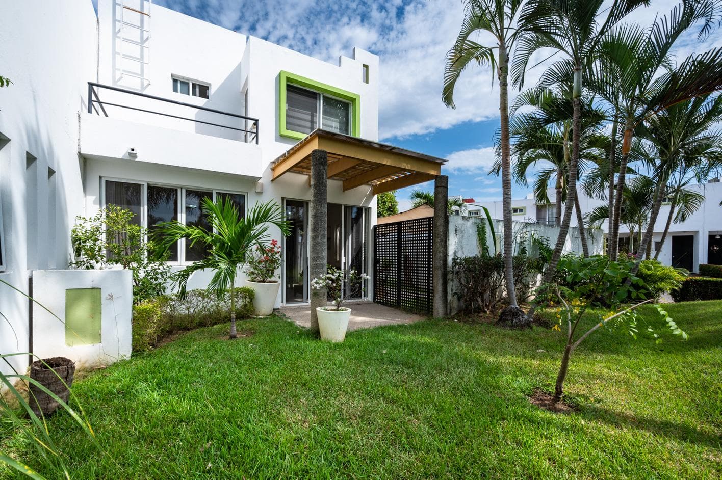 Casa en venta en Rincon del Cielo con jardin amplio y seguridad 24 7
